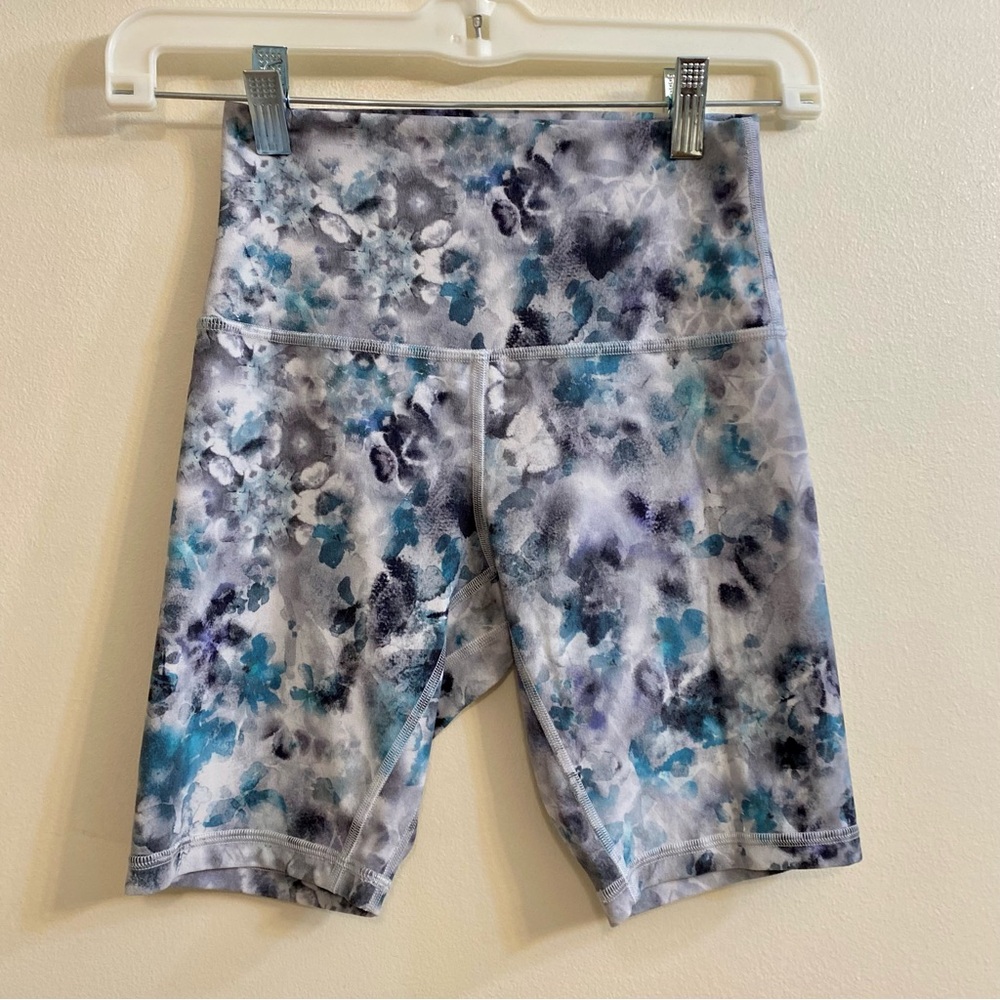 Lululemon Align Short 8"
Kaleidofloral Multi Women’s Sz 4 Athletic Workout Yoga
